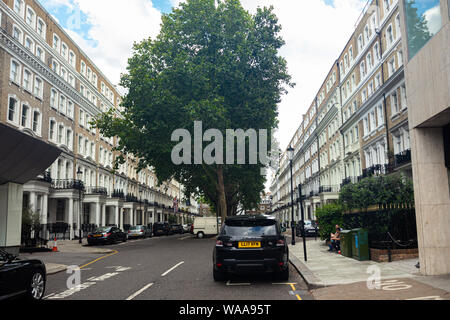 London / UK - Juillet 18, 2019 : maisons mitoyennes de style Victorien sur le Beaufort Gardens près de la Brompton Road à Knightsbridge, City of Westminster Banque D'Images