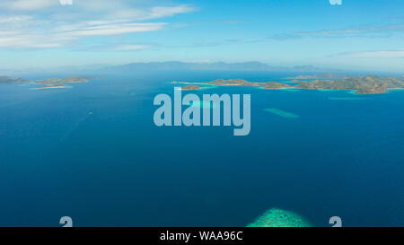 Seascape aériennes avec des lagunes, bleu azur à l'eau en milieu de petites îles. Palawan, Philippines. Les îles tropicales avec des lagons bleus, récif de corail. Îles de l'archipel malais avec lagons turquoises. Banque D'Images