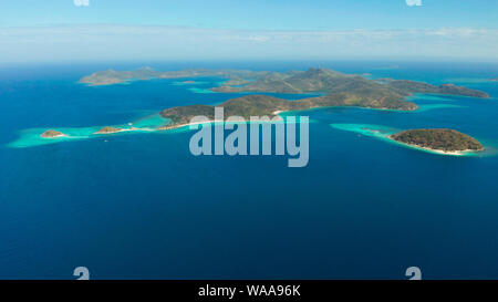 Seascape aériennes avec des lagunes, bleu azur à l'eau en milieu de petites îles. Palawan, Philippines. Les îles tropicales avec des lagons bleus, récif de corail. Îles de l'archipel malais avec lagons turquoises. Banque D'Images