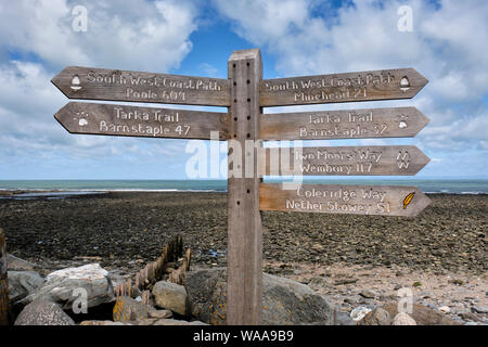 Panneaux de sentiers nationaux à Lynmouth (Tarka Trail, South West Coast Path, Two Moors Way, Coleridge Way), Devon Banque D'Images