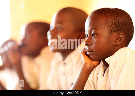 Les élèves à l'école primaire à Kigoma, en Tanzanie. La Tanzanie a toujours un taux de décrochage des élèves à l'école primaire Banque D'Images