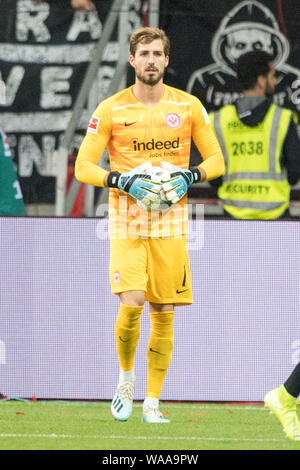 Frankfurt, Deutschland. Août 15, 2019. gardien Kevin TRAPP (F), avec ballon, simple action avec ball, action, plein la figure, à la verticale, le soccer de la Ligue Europa, Qualification, 3ème tour, marche arrière, l'Eintracht Francfort (F) - FC Vaduz (VAD) 1 : 0, 15.08 .2019 à Frankfurt/Allemagne. Utilisation dans le monde entier | Credit : dpa/Alamy Live News Banque D'Images