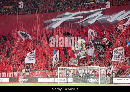 Frankfurt, Deutschland. Août 15, 2019. La chorégraphie en rouge de la Frankfurt fans, ventilateur, spectateurs, supporters, sympathisants, ultra, les ultras, chorégraphiques, fonction, général, motif de pointe, football Europa League, qualification, 3ème tour, la relégation, l'Eintracht Francfort (F) - FC Vaduz (VAD) 1 : 0, le 15.08.2019 à Francfort/Allemagne. Utilisation dans le monde entier | Credit : dpa/Alamy Live News Banque D'Images