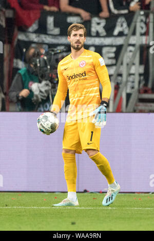 Frankfurt, Deutschland. Août 15, 2019. gardien Kevin TRAPP (F) avec ballon, l'action individuelle avec balle, action, figure complète, montage vertical format, Europa League Soccer, qualification, 3ème tour, marche arrière, l'Eintracht Francfort (F) - FC Vaduz (VAD) 1 : 0, 15.08. 2019 à Francfort/Allemagne. Utilisation dans le monde entier | Credit : dpa/Alamy Live News Banque D'Images