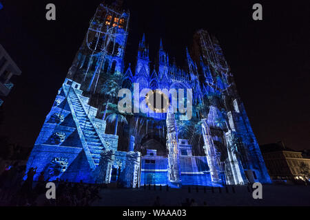 Un escalier droit Maya bleu et est projeté sur la cathédrale de Rouen dans le cadre de la Cathédrale de Rouen de lumières, France Banque D'Images