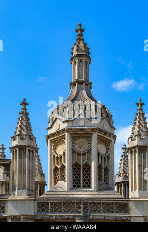 Belle demeure classique King's College Porters' Lodge, Cambridge, Grande-Bretagne montrant le détail de la magnifique architecture gothique Banque D'Images