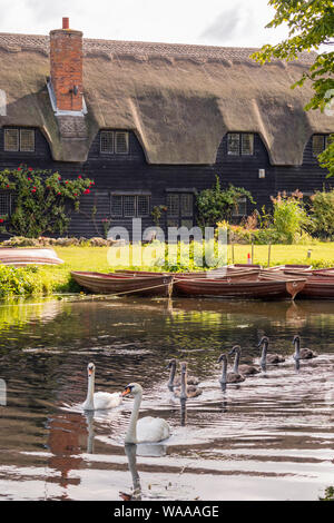 Barques sur la rivière Stour au National Trust's moulin de Flatford rendu célèbre par l'artiste John Constable 1776 -1837, Suffolk, Angleterre, RU Banque D'Images