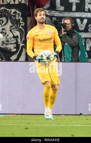 Frankfurt, Deutschland. Août 15, 2019. gardien Kevin TRAPP (F) avec ballon, l'action individuelle avec balle, action, figure complète, montage vertical format, Europa League Soccer, qualification, 3ème tour, marche arrière, l'Eintracht Francfort (F) - FC Vaduz (VAD) 1 : 0, 15.08. 2019 à Francfort/Allemagne. Utilisation dans le monde entier | Credit : dpa/Alamy Live News Banque D'Images