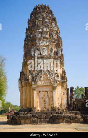 Prang khmer ancien sur les ruines d'un temple bouddhiste Wat Phra Pai Luang close up sur une journée ensoleillée. Sukhothai, Thaïlande Banque D'Images
