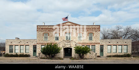 Hôtel de ville à Castroville, Texas. Le bâtiment a été le premier palais de justice du comté de permanent pour Medina comté avant le siège du comté a été déplacé à Hondo, au Texas. Le bâtiment est devenu une école et puis l'hôtel de ville Banque D'Images