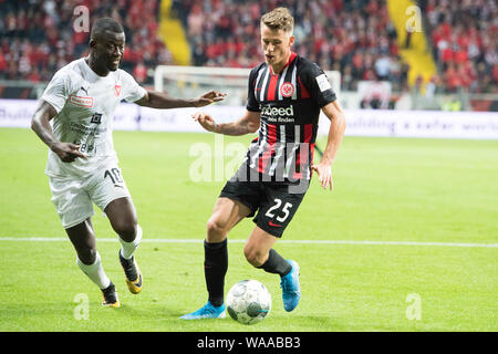 Frankfurt, Deutschland. Août 15, 2019. Mohamed Coulibaly (à gauche, VAD) contre Erik DURM (F), Action, duels, Europa League Soccer, Qualification, 3ème tour, de retour, l'Eintracht Francfort (F) - FC Vaduz (VAD) 1 : 0, le 15.08.2019 à Francfort/Allemagne. Utilisation dans le monde entier | Credit : dpa/Alamy Live News Banque D'Images