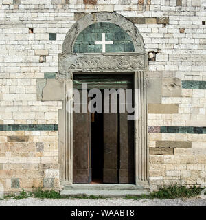 Détail de la façade de l'église romane de Sant'Agata. Sant'Agata, province de Florence, en Italie. Banque D'Images