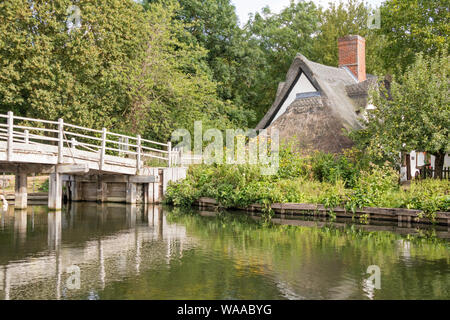 Bridge Cottage sur la rivière Stour au National Trust's moulin de Flatford rendu célèbre par l'artiste John Constable 1776 -1837, Suffolk, Angleterre, RU Banque D'Images