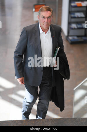 Wiesbaden, Allemagne. Août 19, 2019. Franz Josef Jung (CDU), ancien ministre fédéral de la Défense, est au début d'une audience dans la salle d'audience du Tribunal administratif. L'ancien politicien CDU veut gagner un salaire plus élevé de son temps en tant que membre du parlement d'Etat. Entre autres choses, il était aussi membre du Bundestag, et a également droit à des paiements à partir de son temps comme un ministre. Jung considère que la décision du Parlement sur ses droits à pension comme trop faible. Credit : Arne Dedert/dpa/Alamy Live News Banque D'Images