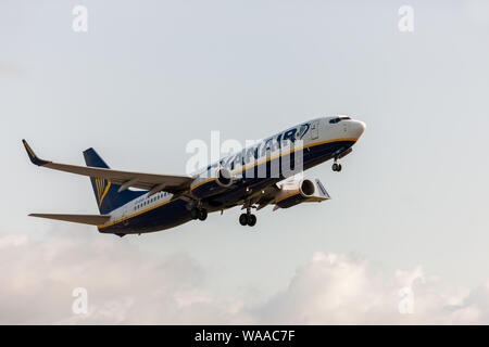 L'aéroport de Cork, Cork, Irlande. 19 août, 2019. Ryanair a demandé à la Haute Cour pour obtenir une ordonnance interdisant à ses pilotes de base irlandais de faire grève cette semaine. Ryanair a demandé une injonction empêchant le syndicat Forsa, qui est l'union des parents de substitution, IALPA pendant 48 heures à partir de minuit le 22 août prochain dans le cadre d'un différend sur les salaires et conditions. La Cour rendra sa décision au début de cette semaine. L'image montre un Boeing 737 de Ryanair décollant de Faro à l'aéroport de Cork, Cork, Irlande. Crédit ; David Creedon / Alamy Live News Banque D'Images