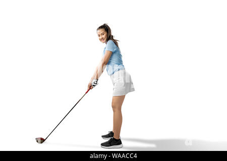 Asian woman prêt à balancer le club de golf bois isolé sur fond blanc Banque D'Images