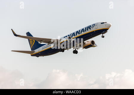 L'aéroport de Cork, Cork, Irlande. 19 août, 2019. Ryanair a demandé à la Haute Cour pour obtenir une ordonnance interdisant à ses pilotes de base irlandais de faire grève cette semaine. Ryanair a demandé une injonction empêchant le syndicat Forsa, qui est l'union des parents de substitution, IALPA pendant 48 heures à partir de minuit le 22 août prochain dans le cadre d'un différend sur les salaires et conditions. La Cour rendra sa décision au début de cette semaine. L'image montre un Boeing 737 de Ryanair décollant de Faro à l'aéroport de Cork, Cork, Irlande. Crédit ; David Creedon / Alamy Live News Banque D'Images