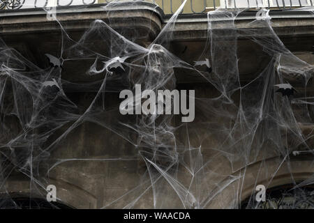 Araignée artificielle et les chauves-souris noire sur papier ancien mur de la maison, décoration halloween Banque D'Images