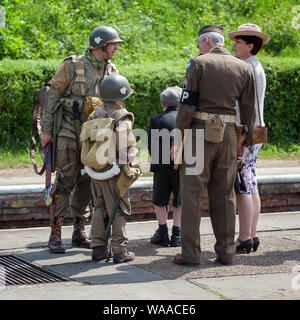 HORSTED KEYNES, Sussex/UK - 7 mai : le Sud en guerre re-enactment journée à Horsted Keynes Horsted Keynes dans la gare de Sussex le 7 mai 2011. Cinq personnes non identifiées Banque D'Images