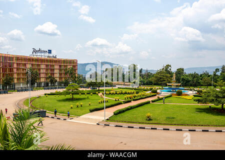 Fontaine au centre du rond-point 2 kg à côté de l'établissement Radisson Blu Hotel and Convention Centre, Kigali, Rwanda, Afrique de l'Est Banque D'Images