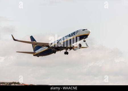 L'aéroport de Cork, Cork, Irlande. 19 août, 2019. Ryanair a demandé à la Haute Cour pour obtenir une ordonnance interdisant à ses pilotes de base irlandais de faire grève cette semaine. Ryanair a demandé une injonction empêchant le syndicat Forsa, qui est l'union des parents de substitution, IALPA pendant 48 heures à partir de minuit le 22 août prochain dans le cadre d'un différend sur les salaires et conditions. La Cour rendra sa décision au début de cette semaine. L'image montre un Boeing 737 de Ryanair décollant de Faro à l'aéroport de Cork, Cork, Irlande. Crédit ; David Creedon / Alamy Live News Banque D'Images