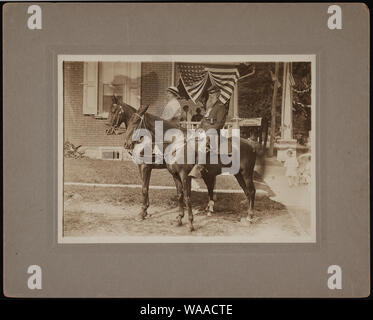 Ancien combattant de la guerre civile Joseph Matchette en uniforme avec des médailles et son aide, Mme Minnie Lazare, à cheval] / Roth Banque D'Images