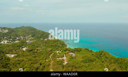 La célèbre île tropicale de Boracay avec plage de sable blanc, hôtels parmi la forêt, vue aérienne. Billet d'été et vacances. Banque D'Images