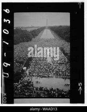 Manifestation sur le Wash Washington, D.C.][ ; Anglais : Photographie montrant des foules de personnes sur le Mall, à partir de la Lincoln Memorial, qui fait le tour du miroir d'eau, et continuant à le Washington Monument. Banque D'Images