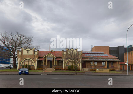 L'innovation moderne avec des panneaux solaires installés sur le toit d'un bâtiment historique Orange New South Wales Australie Banque D'Images