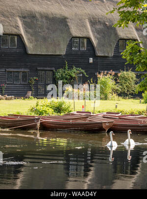 Barques sur la rivière Stour au National Trust's moulin de Flatford rendu célèbre par l'artiste John Constable 1776 -1837, Suffolk, Angleterre, RU Banque D'Images