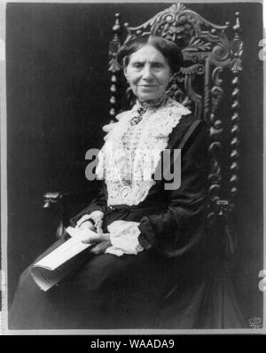 Clara Barton, 1821-1912, trois-quarts, portrait, assis face à l'avant Banque D'Images