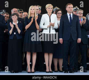 Le 6 août 2015, Varsovie, l'inauguration présidentielle en Pologne : Andrzej Duda prêté serment en tant que nouveau président polonais. Cérémonie à la place du maréchal Jozef Pilsudski - Andrzej Duda a repris le commandement suprême des forces armées polonaises. Sur la photo : Andrzej Duda avec sa femme, sa fille et les parents Banque D'Images