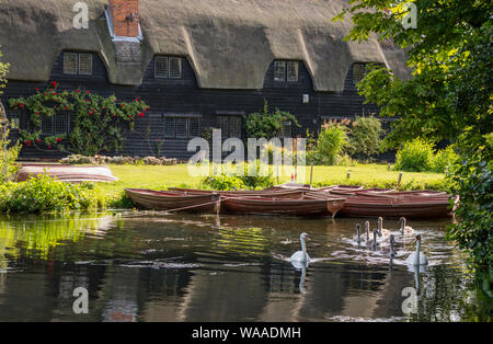 Barques sur la rivière Stour au National Trust's moulin de Flatford rendu célèbre par l'artiste John Constable 1776 -1837, Suffolk, Angleterre, RU Banque D'Images