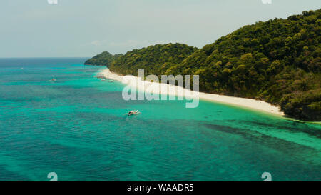 Plage tropicale avec palmiers et eaux turquoises de la barrière de corail, vue de dessus, Puka shell beach. Boracay, Philippines. Seascape avec plage sur l'île tropicale. Billet d'été et vacances. Banque D'Images