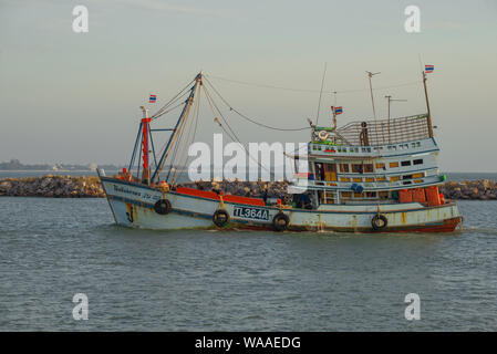 , Thaïlande - 10 décembre 2018 : un bateau de pêche entre dans le port au petit matin Banque D'Images