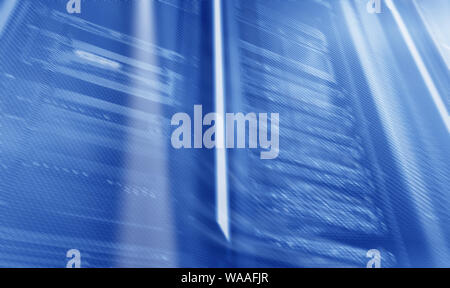 Moderne salle de serveur futuriste floue. Arrière-plan de la technologie. Banque D'Images