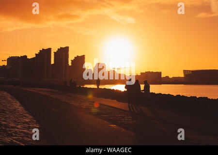 Reykjavik, Islande - 3 Avril, 2017 : skyline Silhouette de Reykjavik en plein soleil, la capitale de l'Islande au soir. Les touristes à pied sur le c Banque D'Images