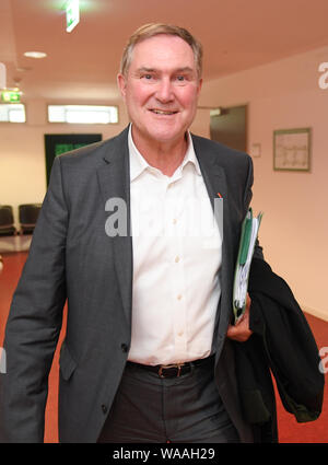 Wiesbaden, Allemagne. Août 19, 2019. Franz Josef Jung (CDU), ancien ministre fédéral de la Défense, se présente devant le tribunal, après une audience dans le couloir de la Cour administrative. L'ancien politicien CDU veut gagner un salaire plus élevé de son temps en tant que membre du parlement d'Etat. Entre autres choses, il était aussi membre du Bundestag, et a également droit à des paiements à partir de son temps comme un ministre. Jung considère que la décision du Parlement sur ses droits à pension comme trop faible. Credit : Arne Dedert/dpa/Alamy Live News Banque D'Images