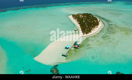 Concept de voyage : plage de sable fin sur une île tropicale de l'atoll de corail à partir de ci-dessus. L'Île Onok, Balabac, Philippines. L'été et les vacances Banque D'Images