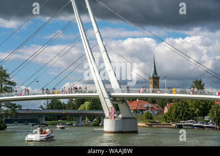 La société Fussgängerbrücke à Mikolajki / Nikolaiken, Ermland-Masuren, Polen, Europa | passerelle pour piétons à Mikolajki, Warmian-Masurian, Pologne Banque D'Images