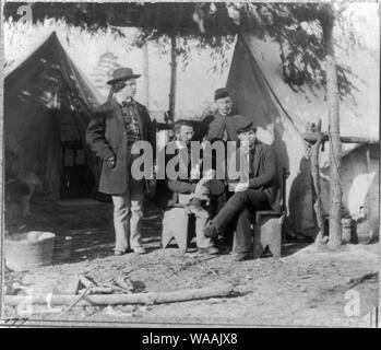 Les commis de bureau du sous-adjudant général, siège de l'armée du Potomac, Falmouth, Virginie Résumé : 4 hommes en face de tentes. Banque D'Images