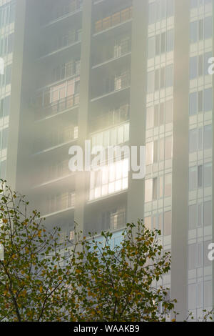 KIEV, UKRAINE - 03 octobre 2016 : le soleil ne frappe les fenêtres de la maison municipale en début de matinée, Kiev, Ukraine Banque D'Images