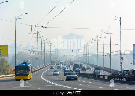 KIEV, UKRAINE - 03 octobre 2016 : l'animation de la circulation sur l'avenue Bandera, Kiev, Ukraine Banque D'Images