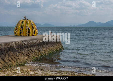 Citrouille jaune au bout de la jetée par Yayoi Kusama sur Naoshima, Japon Banque D'Images