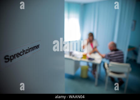 Hohen Wangelin, Allemagne. 25 Juin, 2019. Veronica infirmière Timm prend des échantillons de sang de Günter Ludwig patient dans une salle de consultation dans la pratique de la 74-year-old country médecin Lothar Kruse. Le médecin généraliste a été le traitement des patients de la région dans son cabinet à Hohen Wangelin pendant 40 ans. À la fin de 2019, Kruse veut renoncer à sa pratique, mais n'a jusqu'à présent tenté d'obtenir un successeur. Credit : Jens Büttner/dpa-Zentralbild/ZB/dpa/Alamy Live News Banque D'Images