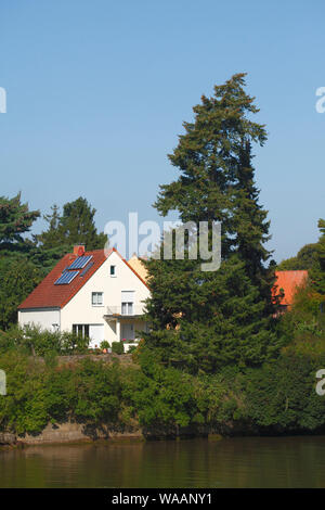 Maison individuelle avec toit solaire sur la Weser, Nienburg an der Weser, Basse-Saxe, Allemagne, Europe Banque D'Images