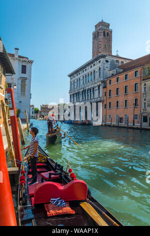 Venise, Italie - 30 Sep 2018 : vue pittoresque de Venise avec de l'eau célèbre canal et maisons colorées. Matin splendide scène en Italie, l'Europe. Banque D'Images