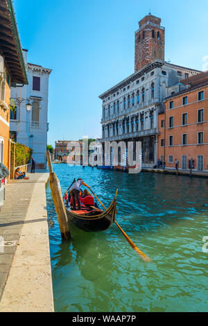 Venise, Italie - 30 Sep 2018 : vue pittoresque de Venise avec de l'eau célèbre canal et maisons colorées. Matin splendide scène en Italie, l'Europe. Banque D'Images