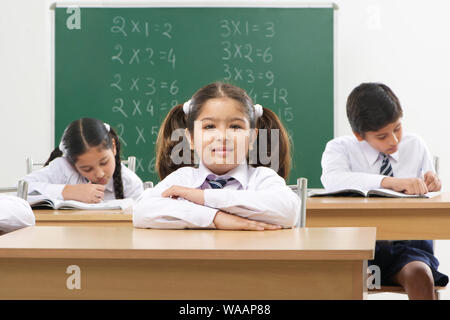 L'École d'enfants qui étudient dans une classe Banque D'Images