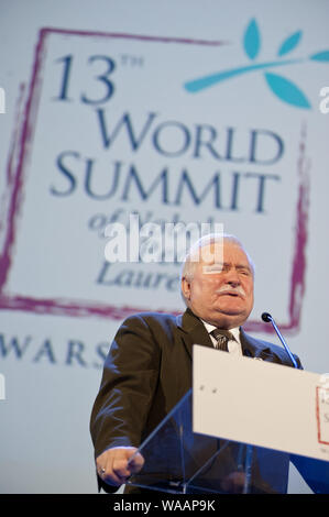 21 octobre 2013 Sommet mondial des lauréats du Prix Nobel de la paix dans le Palais de la Culture et de la science. 13e Sommet Mondial des lauréats du Prix Nobel de la paix a lieu à Varsovie entre 21 et 23 octobre 2013 sous le thème 'Stand en solidarité pour la paix - il est temps d'agir". Sur la photo : Lech Walesa (Président de la Pologne entre 1990 et 1995, prix Nobel en 1983) Banque D'Images